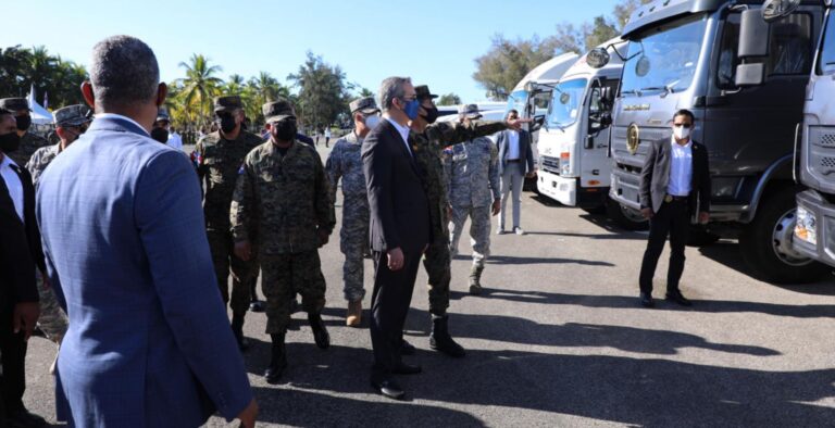 Presidente Abinader entrega 305 vehículos para modernizar parque móvil de las FFAA