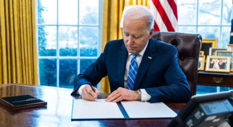 Joe Biden firma una orden ejecutiva que convierte el acoso sexual en un crimen militar
