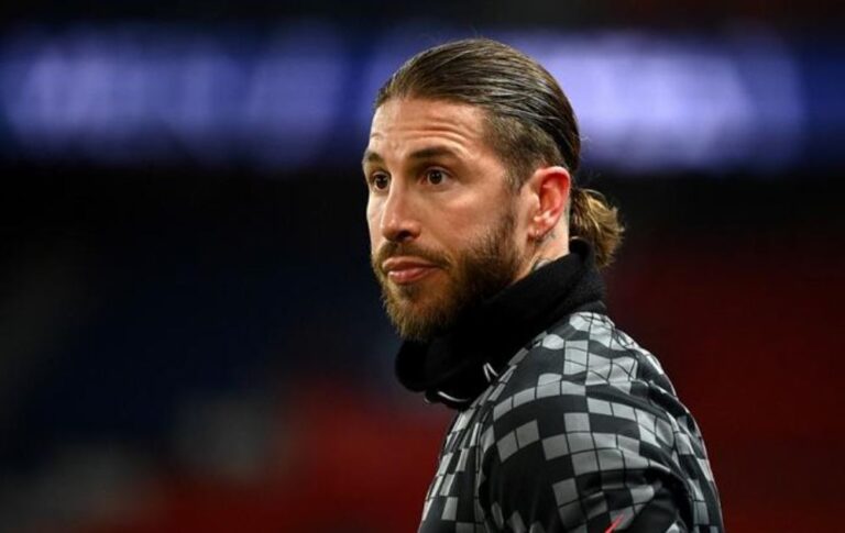 Central español del París SG Sergio Ramos lesionado de nuevo en el gemelo