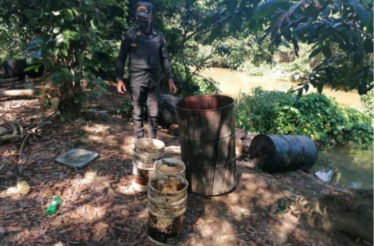 CECCOM desmantela fábrica ilegal y ocupa 14,993 mililitros de alcohol adulterado en Santo Domingo