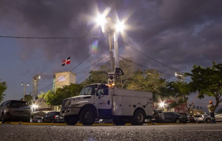 Edesur coloca luminarias y supervisa alumbrado en entorno Estadio Quisqueya