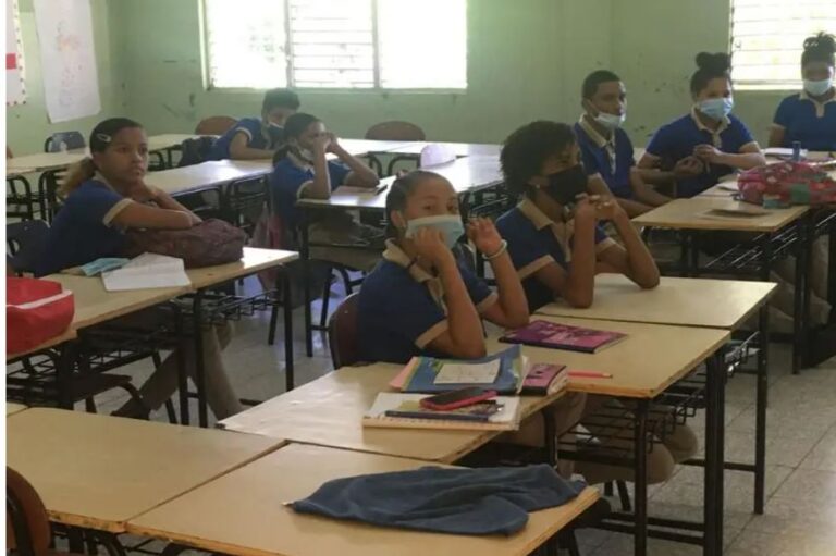 Profesores van a escuelas con pocos alumnos