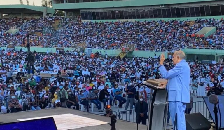 Pastor Ezequiel Molina critica temas de LGBT ocupen agenda