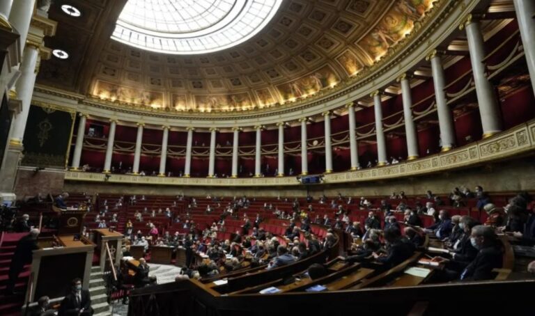 Francia restringirá entrada a teatros y restaurantes