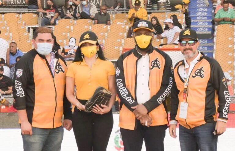 Yeni Berenice y Wilson Camacho invitados de honor en partido de Licey y Águilas