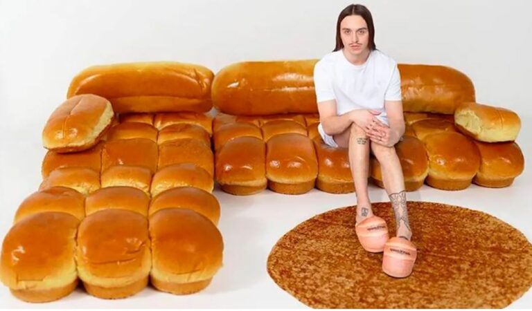 Rapero Tommy Cash presenta un sofá con forma de barras de pan unidas