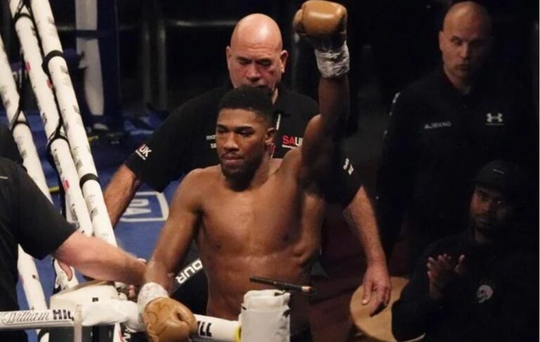 Joshua recibe oferta para retirarse de revancha con Usyk