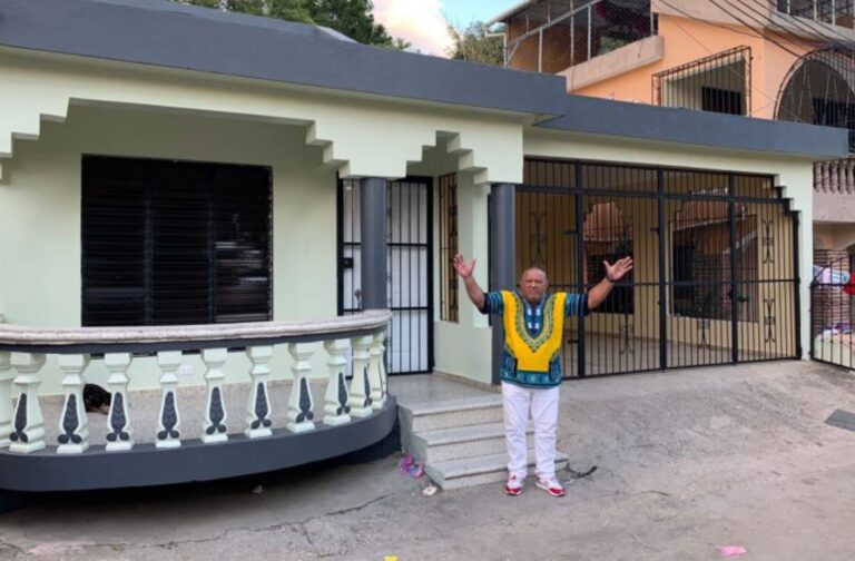 Merenguero Alá Jazá le regala una casa en Santiago a “Bobolo”