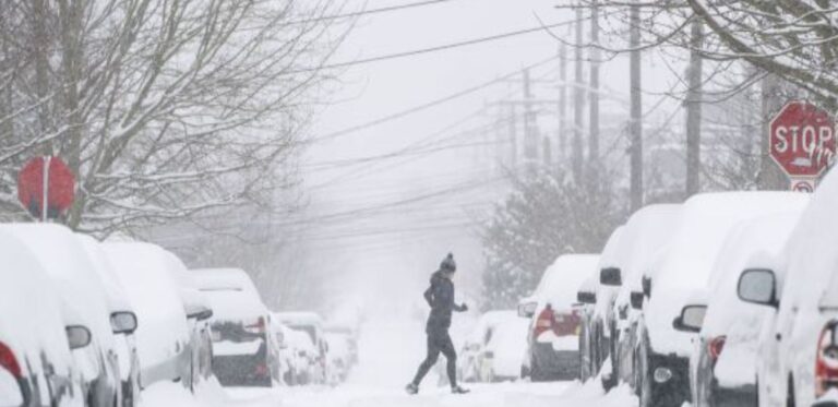 Ciclón bomba deja nieve, frío, cortes de luz en EE.UU