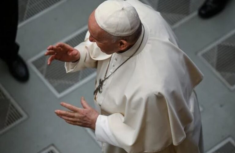 Papa sorprende con una visita a una tienda de discos del centro de Roma