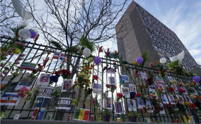 Comunidad en Nue­va York recuerdan a las 17 víctimas de incendio en un edificio