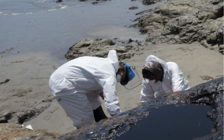 Perú aisla playas tras derrame de petróleo atribuido a erupción en Tonga