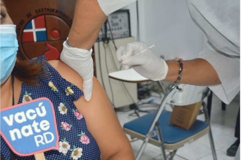Ministerio de Salud extiende plazo para exigir la tarjeta de vacuna