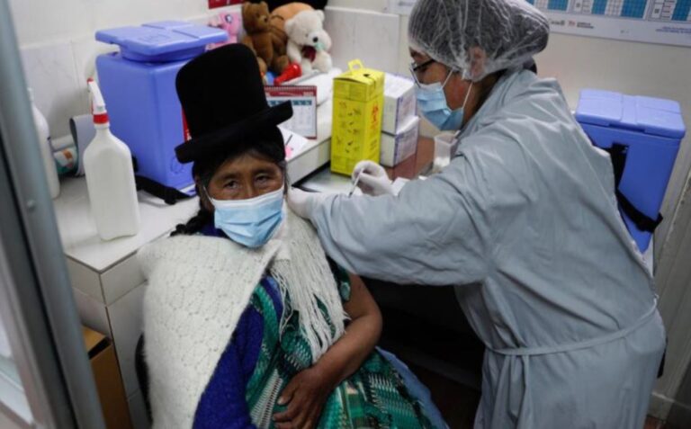 Vacunas bajaron índice de letalidad del covid-19 en Bolivia, según el gobierno