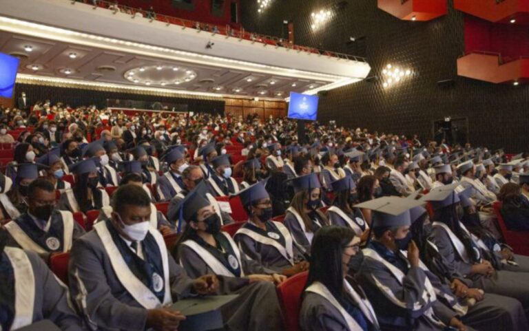 Barna gradúa ocho promociones en su 15va graduación ordinaria