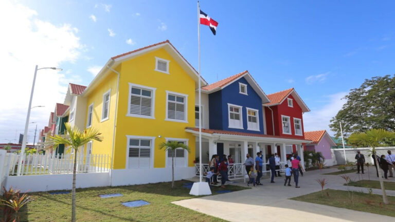 La primera dama y la directora del Inaipi inauguran servicios en dos Caipi en Santo Domingo Este