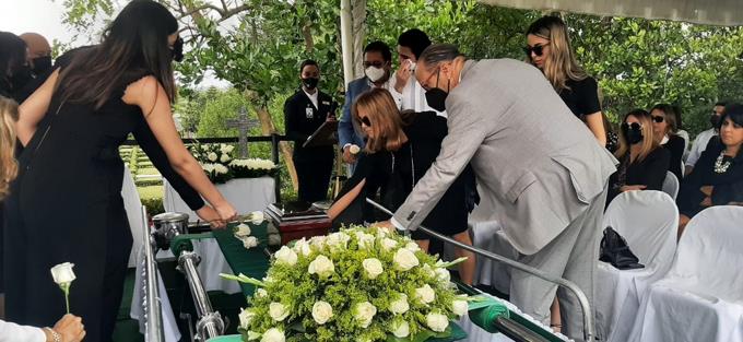 Nuria Piera y otros familiares junto a amigos despiden a Sonia Piera