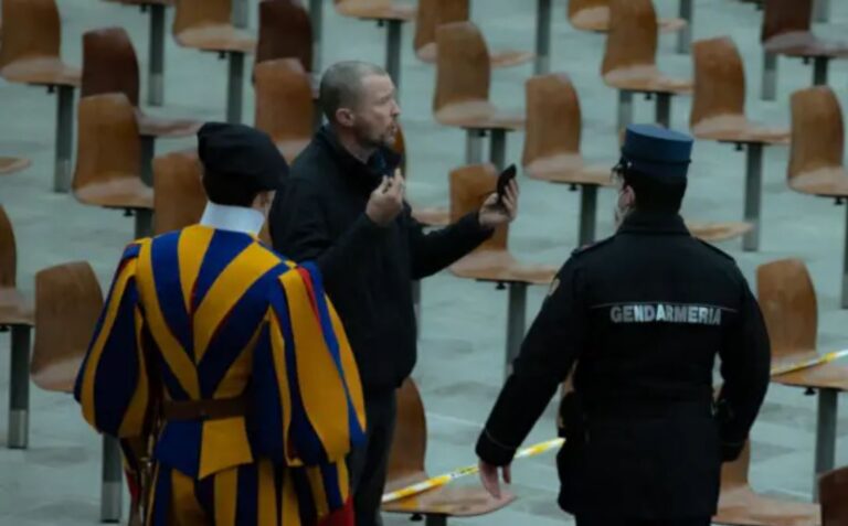 Hombre interrumpe a gritos la audiencia general del papa Francisco