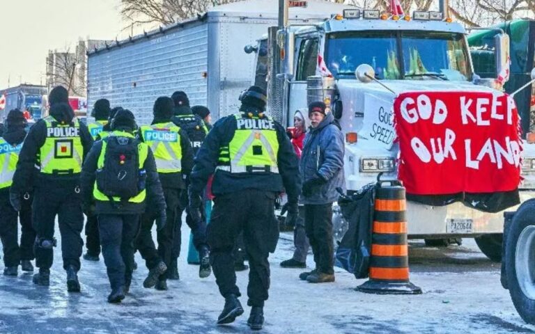 Policía de Canadá despeja bloqueo fronterizo por camioneros antivacunas tras casi una semana