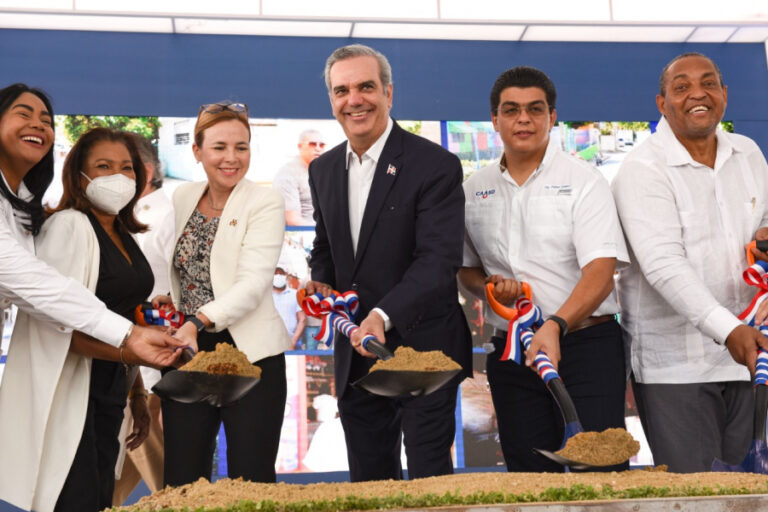 Presidente de la República Luis Abinader deja iniciados trabajos de saneamiento de la cañada Guajimía