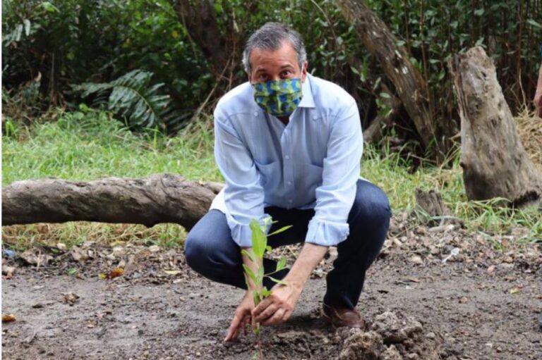 Medio Ambiente celebra el Día Mundial de los Humedales con plantación de manglar en Refugio de Vida Silvestre y firma de acuerdo para la conservación