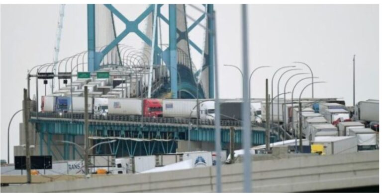 Protesta de camioneros impacta arteria vial clave para la industria automovilística de EEUU y Canadá