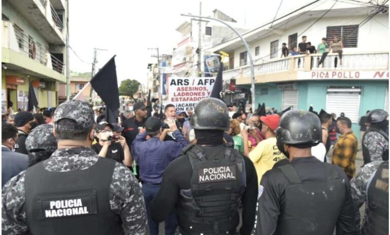 Realizan protestas contra alzas de precios en el barrio Capotillo