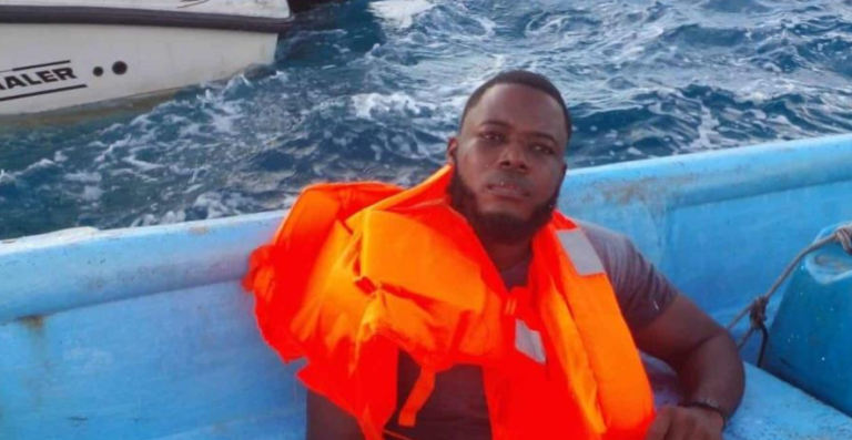 La Armada rescata un hombre tras alerta de embarcación a la deriva