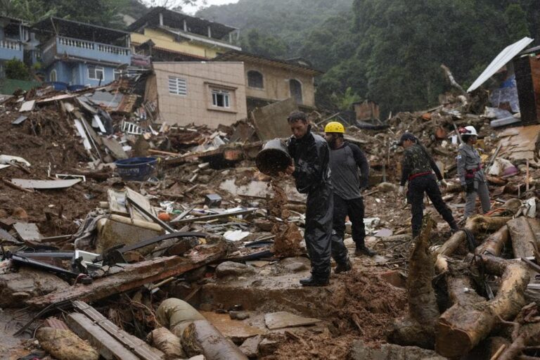 Tragedia en la ciudad brasileña de Petrópolis ya deja 181 muertos