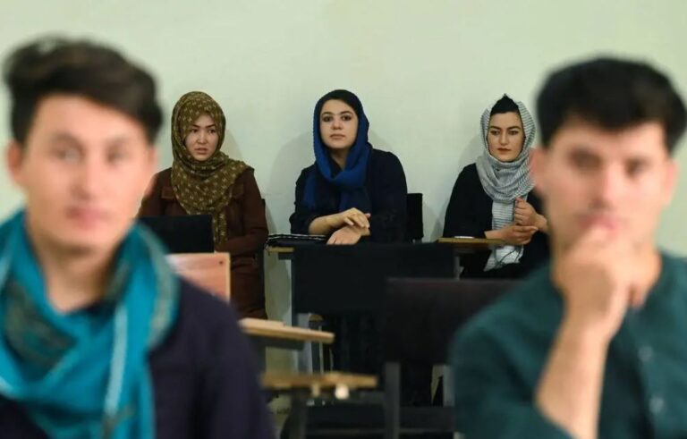 Talibanes reabren las universidades permitiendo el acceso a las mujeres