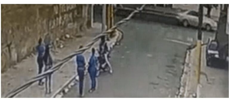 Cuatro mujeres neutralizan a un atracador con patadas y trompadas