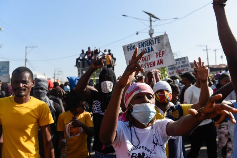 Trabajadores haitianos vuelven a exigir aumento del salario mínimo