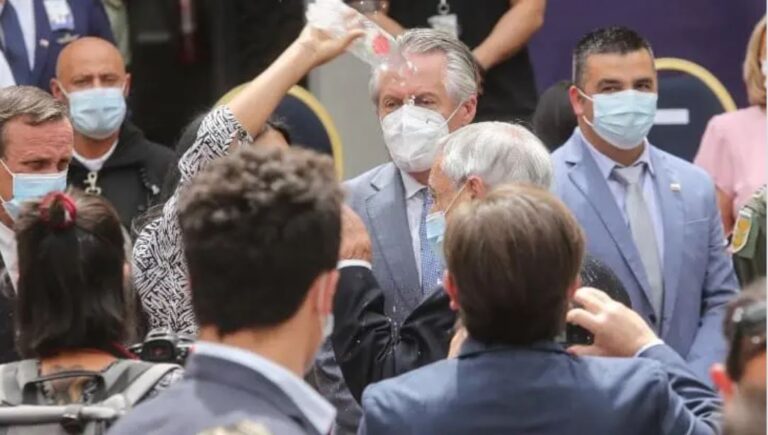 Una mujer agrede con botella con agua a presidente chileno