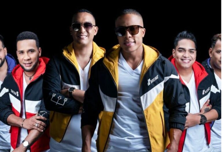 Chiquito Team Band recibe Discos de Oro y Doble Multi-Platino por tres de sus temas