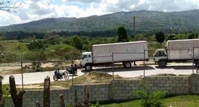 Comerciantes haitianos rompen puerta fronteriza en su territorio