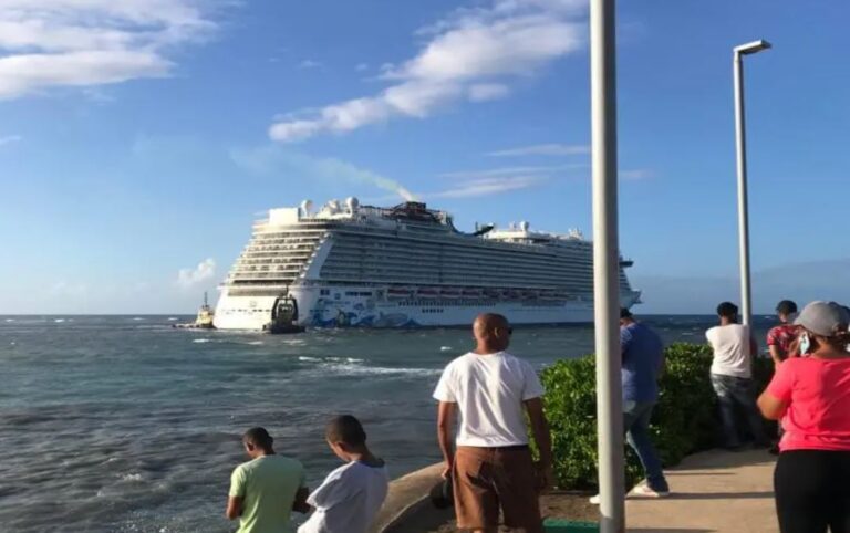 Crucero que encalló en Puerto Plata permanecerá dos días en muelle