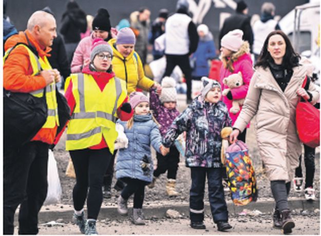 Sigue drama de refugiados, un millón llega a Polonia