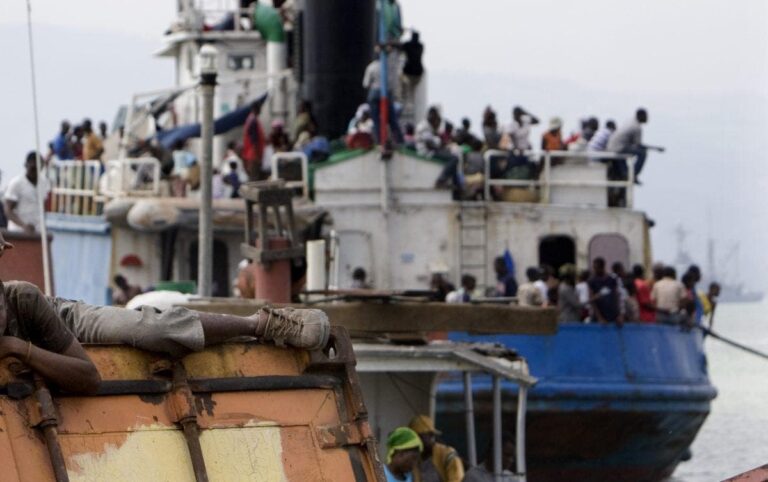 Se encalla barco con 150 haitianos cerca Florida