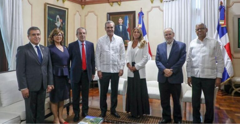 Presidente Abinader recibe al expresidente chileno, Eduardo Frei, en el Palacio Nacional