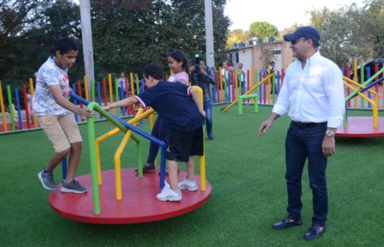 Alcaldía Santiago entrega un moderno parque infantil en La Villa Olímpica