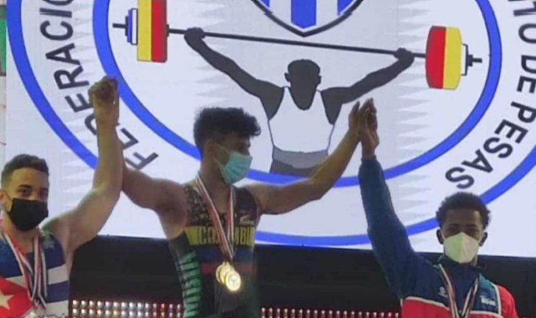 Pesista John Pirón conquista tres medallas en su regreso a la halterofilia