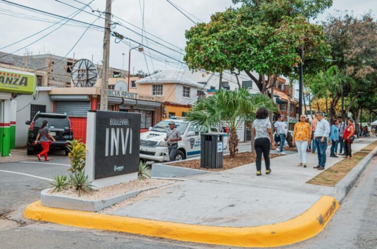 Alcaldesa Carolina Mejía entrega bulevar en el barrio INVI del DN