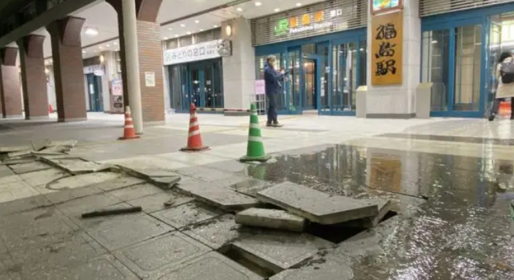 Japón eleva a dos muertos y a 92 heridos por el terremoto de magnitud 7,4