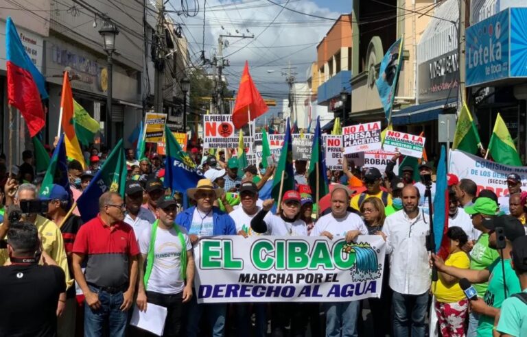 Marchan en Santiago cientos de personas contra construcción de presas y privatización de agua