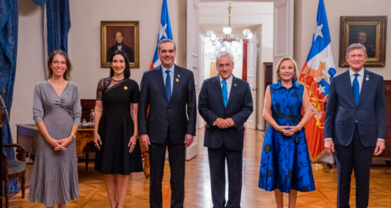 Presidente Abinader y primera dama son recibidos con honores en el Palacio de La Moneda