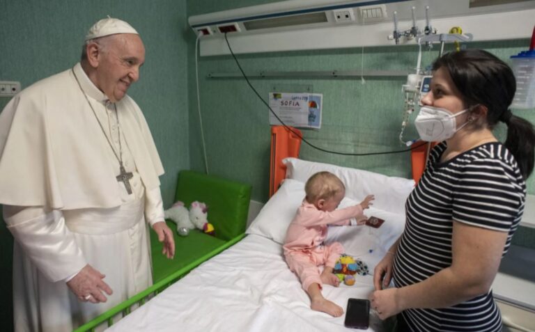 Papa visitó a los niños ucranianos hospitalizados