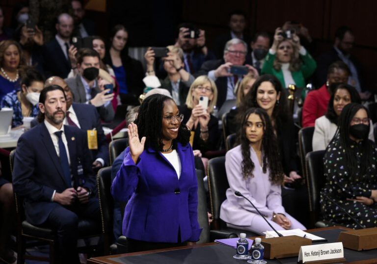 Senado de EEUU debate nominación de primera mujer negra a la Corte Suprema