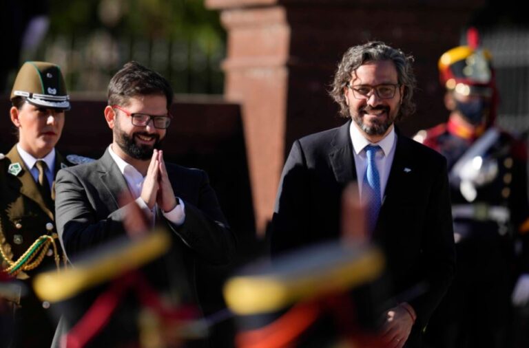 Gobierno chileno sale al paso de nuevo retiro de fondos de pensiones