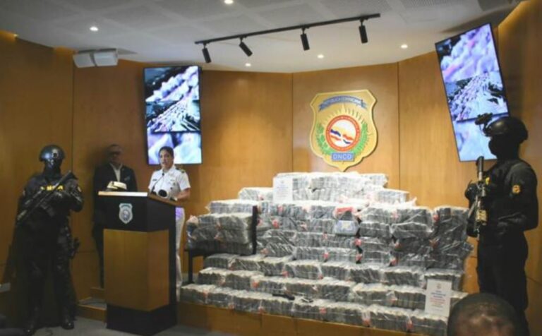 Autoridades ocupan 810 paquetes de cocaína en lancha que ingresaba a San Pedro de Macorís; detienen a 3