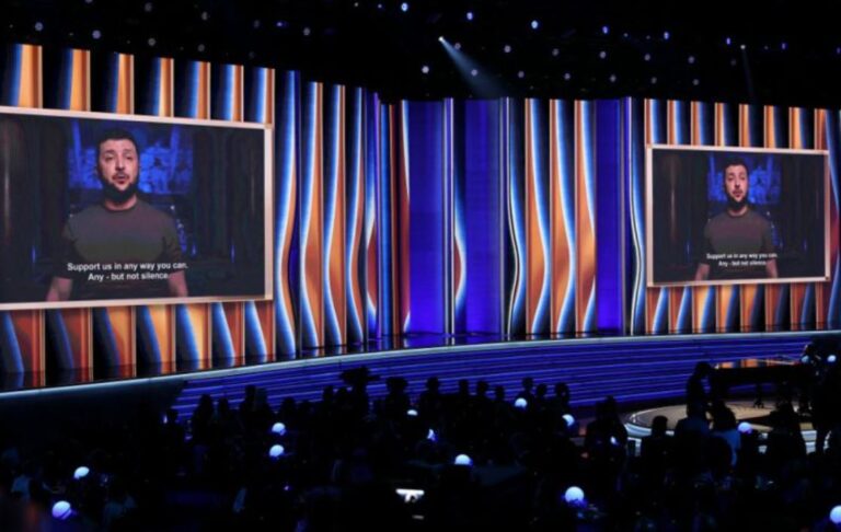 Presidente de Ucrania, Volodimir Zelenski, habla en un video en la gala de los Grammy